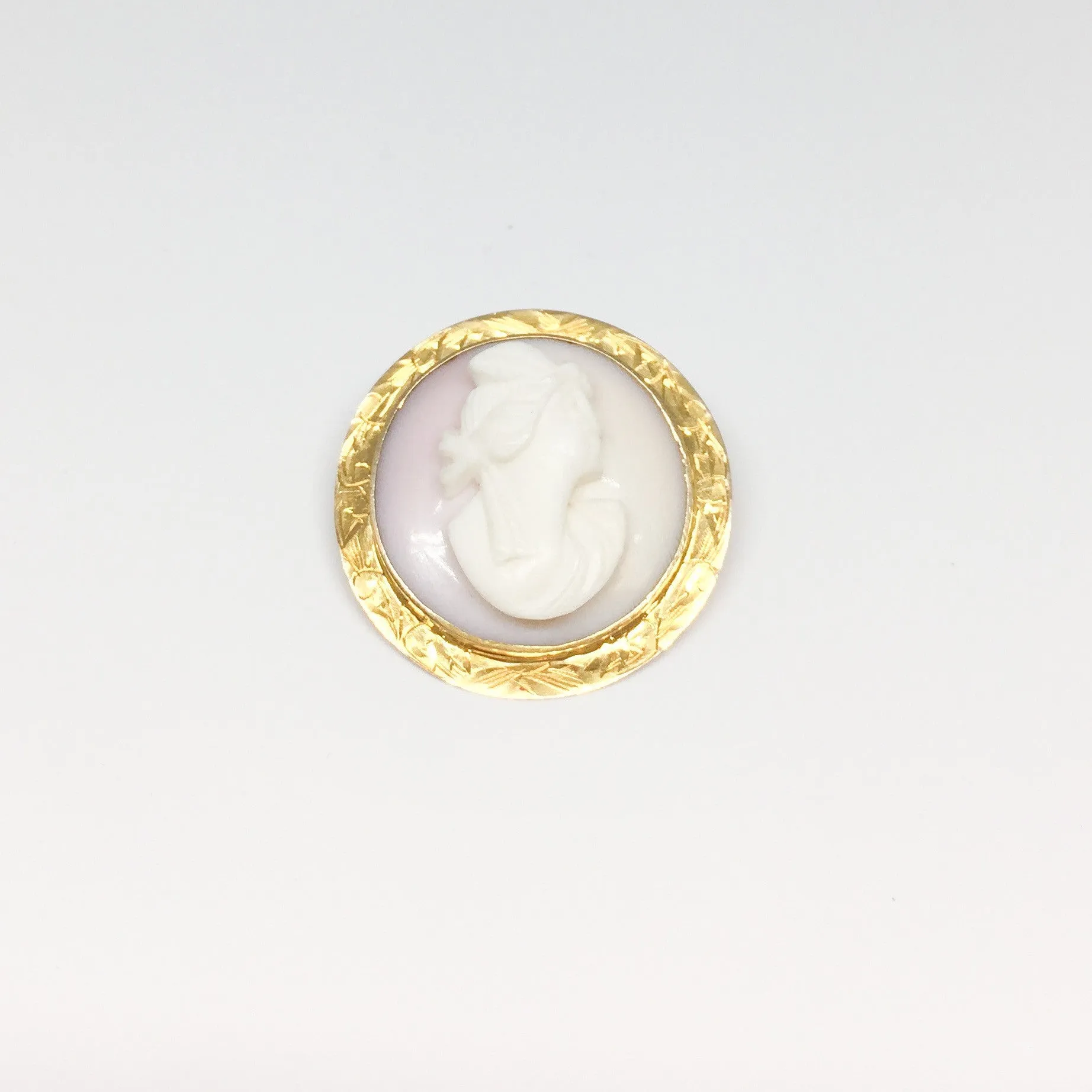 10K Yellow Gold Round Shell Cameo Brooch (1.00 diameter)