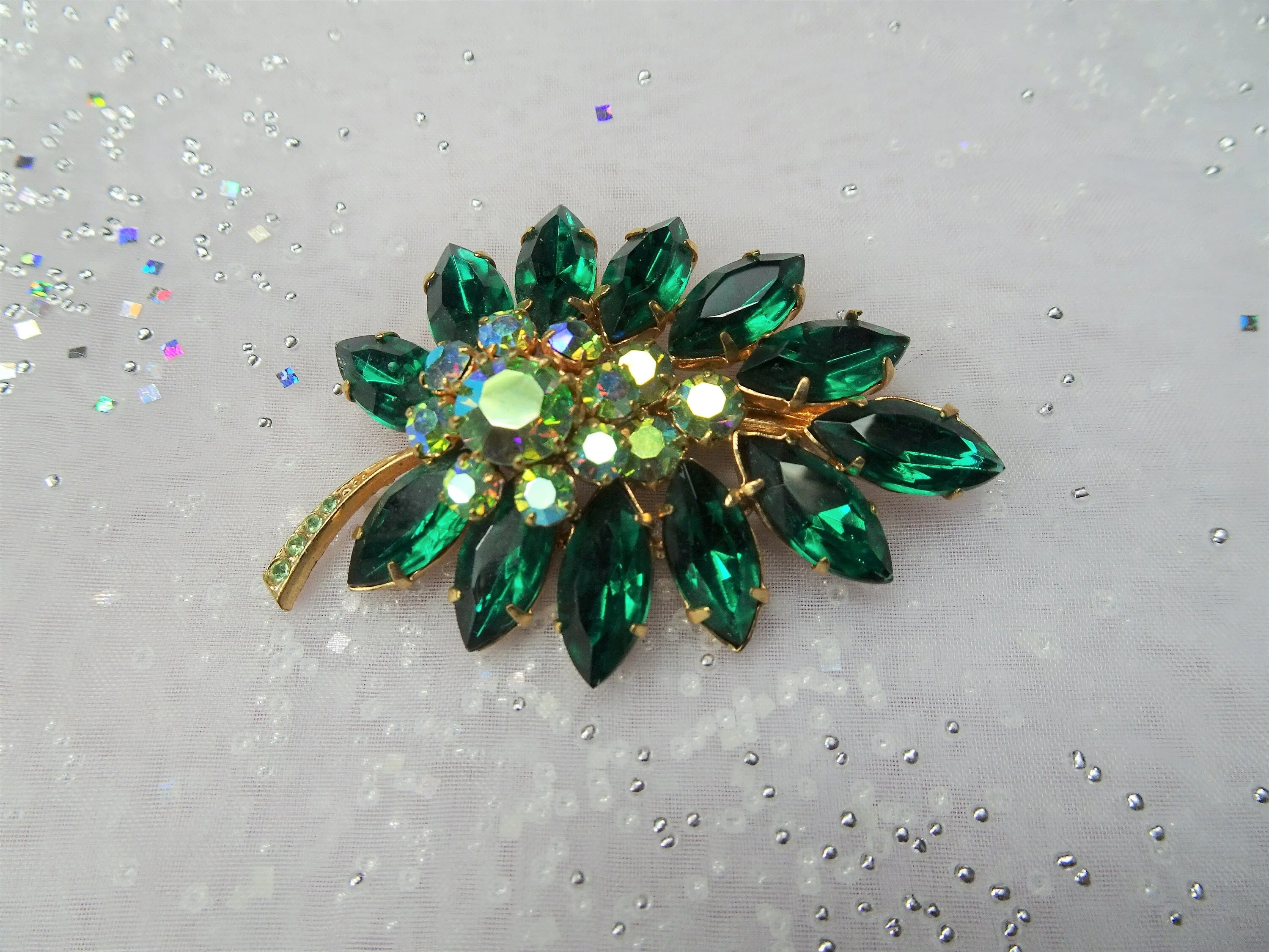 BEAUTIFUL Art Glass Brooch,Emerald Green and AB Pin,Striking Stones,Gold Tone Metal,Leaf Design Collectible Mid Century Jewelry