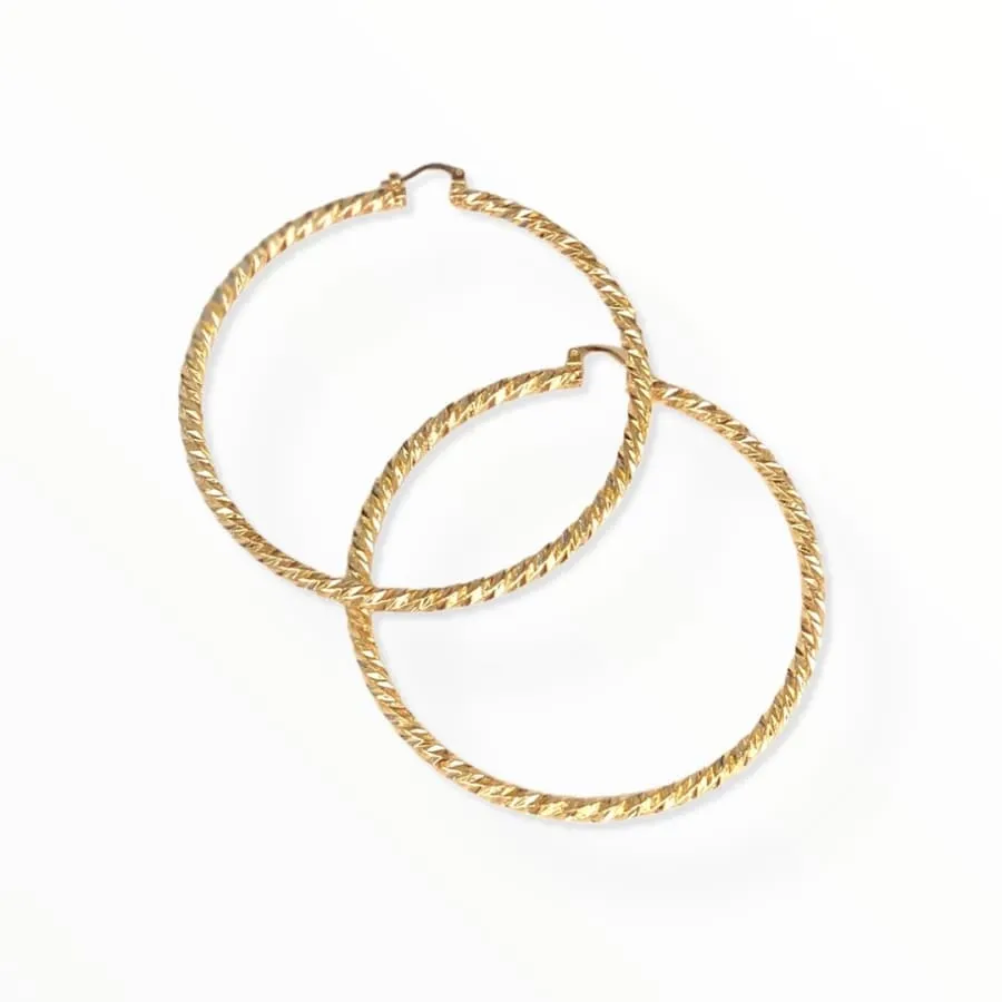 Diamond cut hoop earrings in 18kts of gold plated