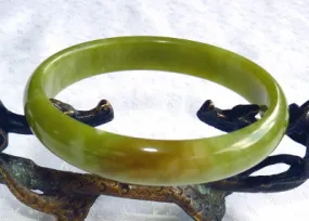 Good Green and Kiss of Hong Chinese River Jade Bangle Bracelet 69.5 mm (NJ2590)