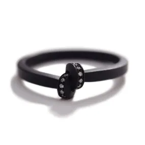 Simple Knot Ring with Diamonds