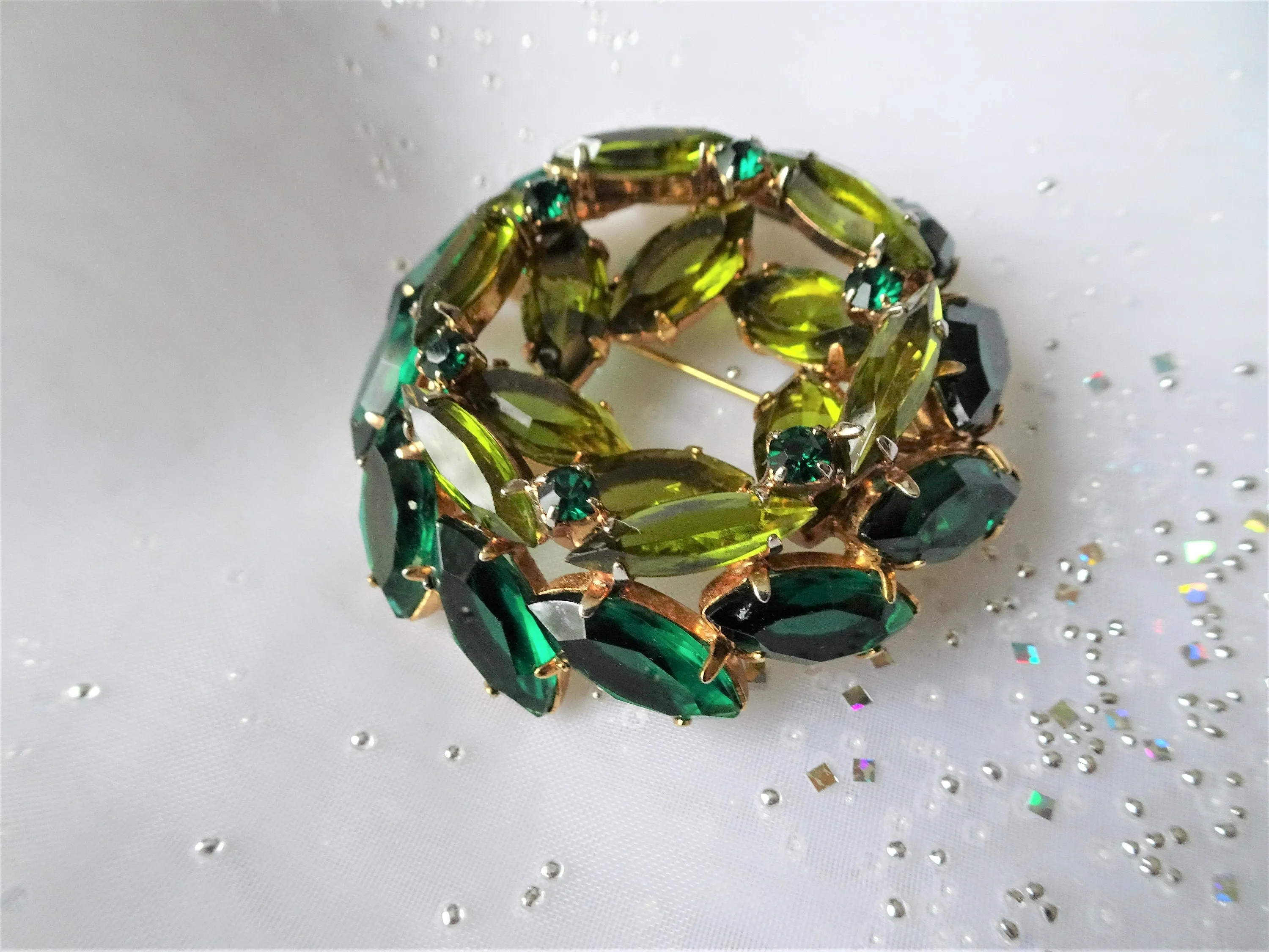 STUNNING Mid Century Art Glass Brooch,Sparkling Emerald Green, Olive Green Crystal Rhinestones, Dazzling Design,Collectible Vint