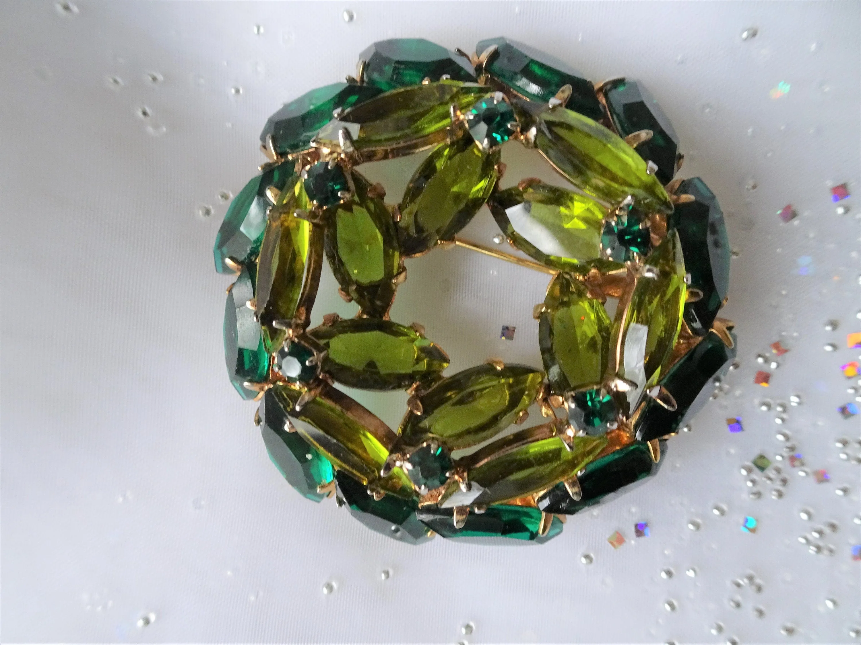 STUNNING Mid Century Art Glass Brooch,Sparkling Emerald Green, Olive Green Crystal Rhinestones, Dazzling Design,Collectible Vint