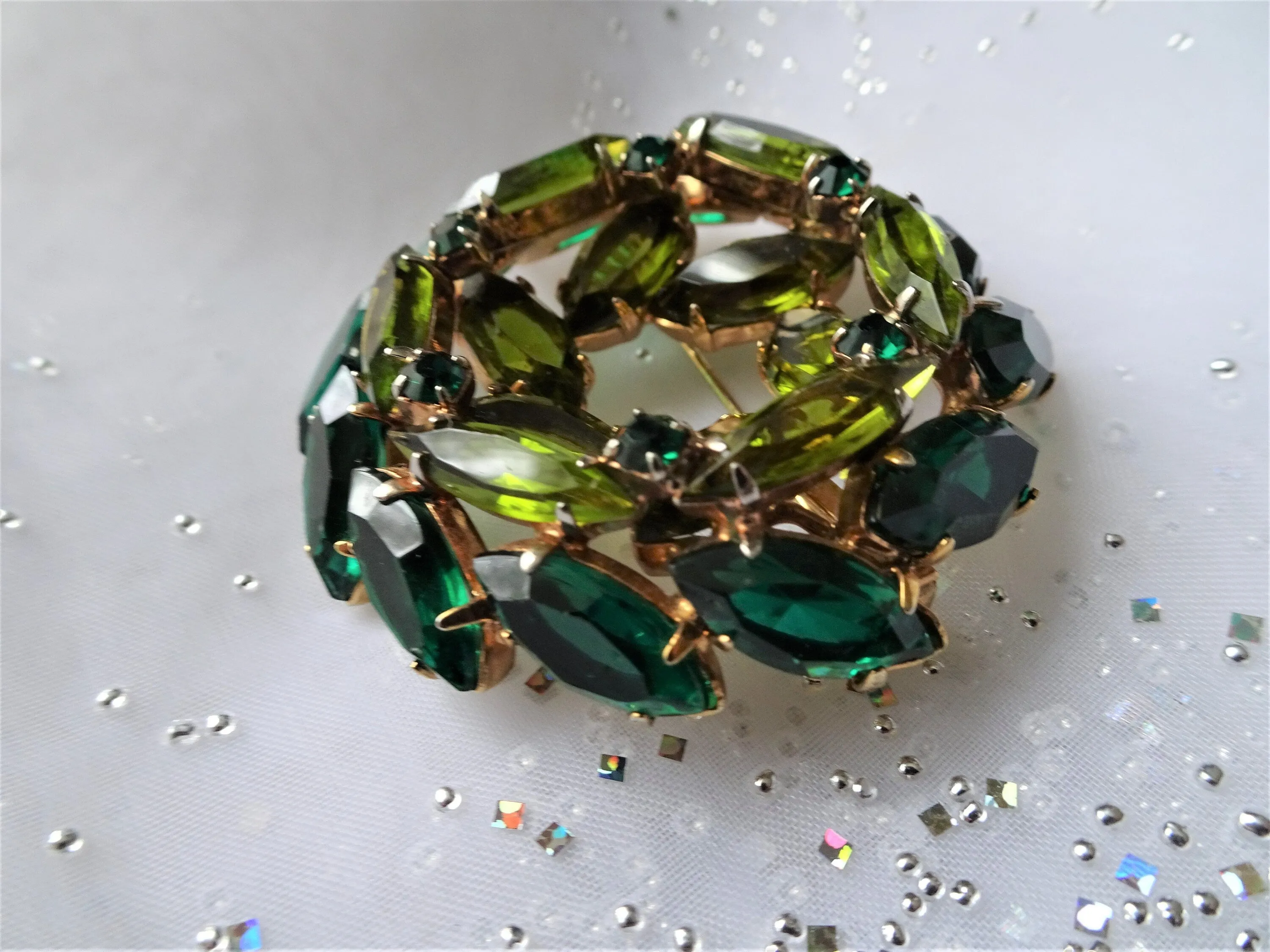 STUNNING Mid Century Art Glass Brooch,Sparkling Emerald Green, Olive Green Crystal Rhinestones, Dazzling Design,Collectible Vint