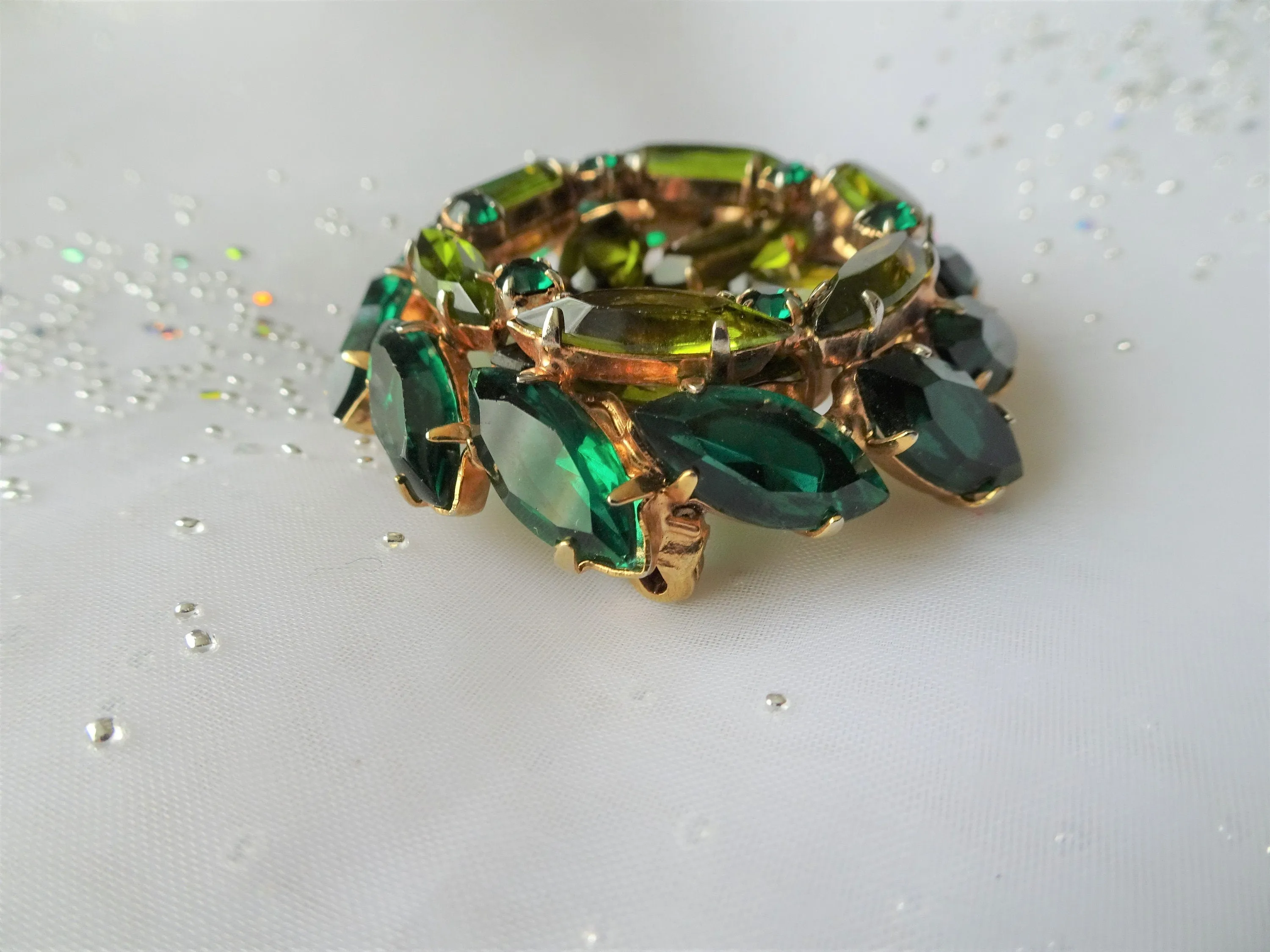 STUNNING Mid Century Art Glass Brooch,Sparkling Emerald Green, Olive Green Crystal Rhinestones, Dazzling Design,Collectible Vint