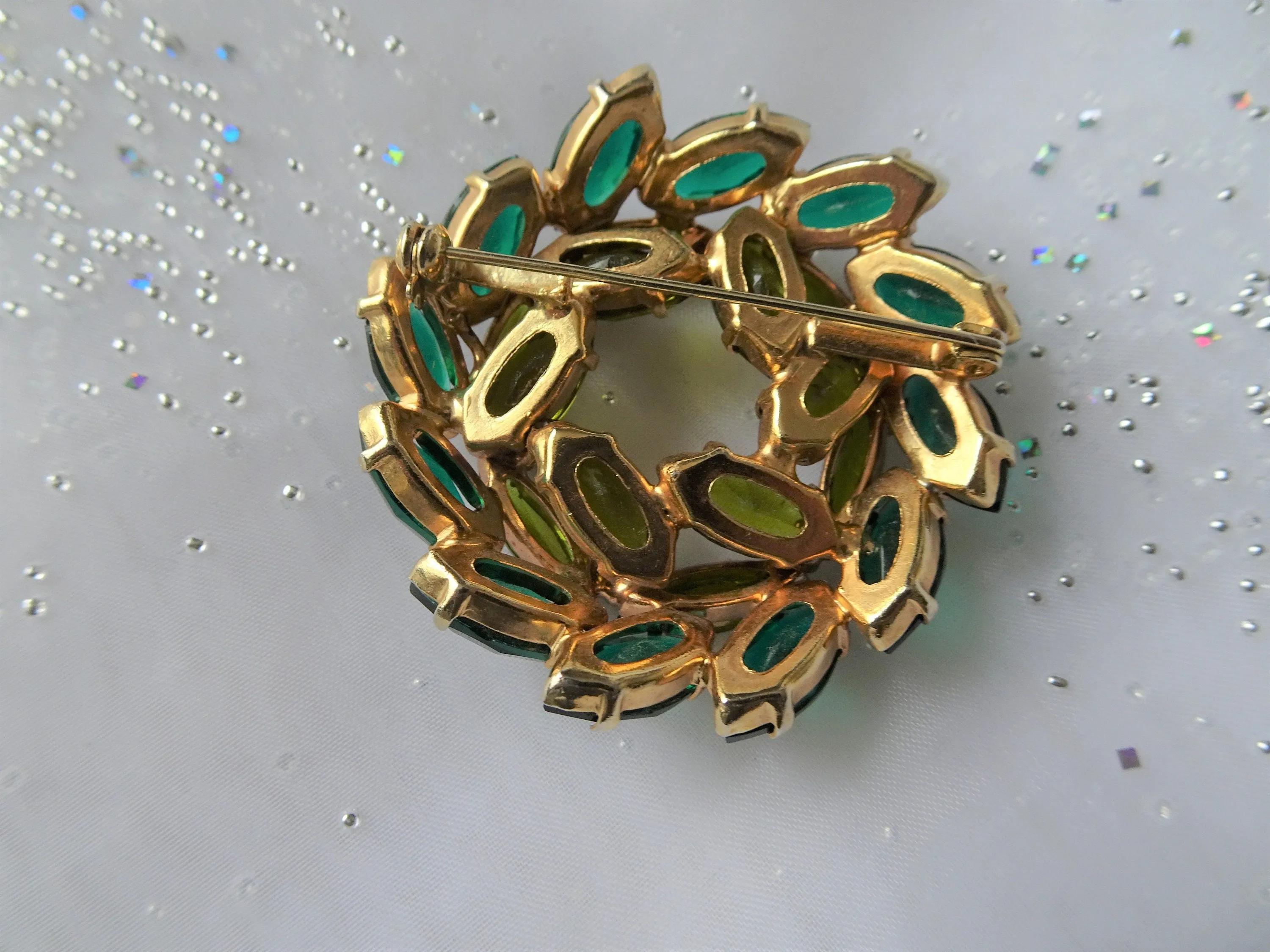 STUNNING Mid Century Art Glass Brooch,Sparkling Emerald Green, Olive Green Crystal Rhinestones, Dazzling Design,Collectible Vint